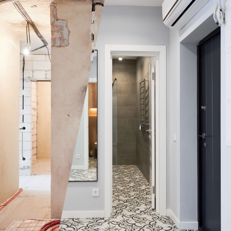 Avant / Après : transformation d’un ancien appartement en un espace moderne et lumineux, avec murs en briques, climatisation et design raffiné dans des tons blancs.