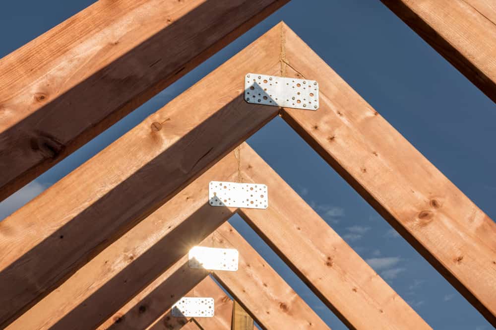 pointe d'une charpente en bois, charpente en bois rénovation