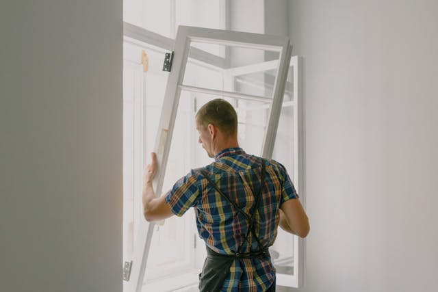 un artisan qui remplace une fenêtre, fenêtres double vitrage Toulouse