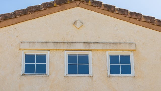 partie haute de la façade d'une maison jaune, ravalement façade Toulouse