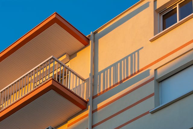 façade d'une maison orange avec un balcon, ravalement façade Toulouse