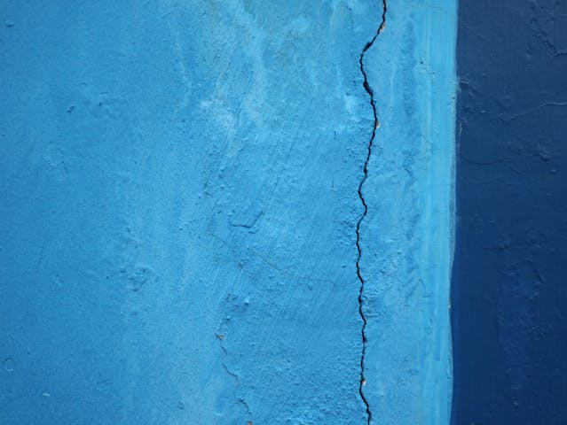 une fissure verticale sur un mur bleu, Fissures murs
