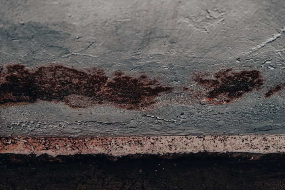 un mur avec des traves d'humidité, humidité sous-sol