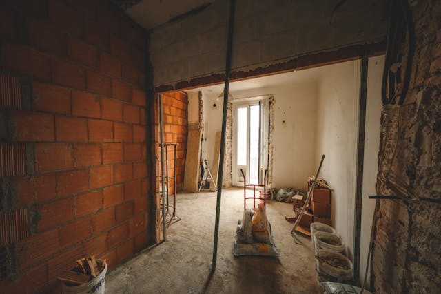 un mur démoli entre deux pièces en rénovation, murs porteurs