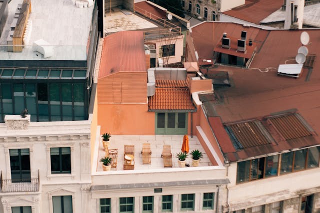 un toit terrasse accueillant avec des immeubles autour, toiture terrasse étanchéité