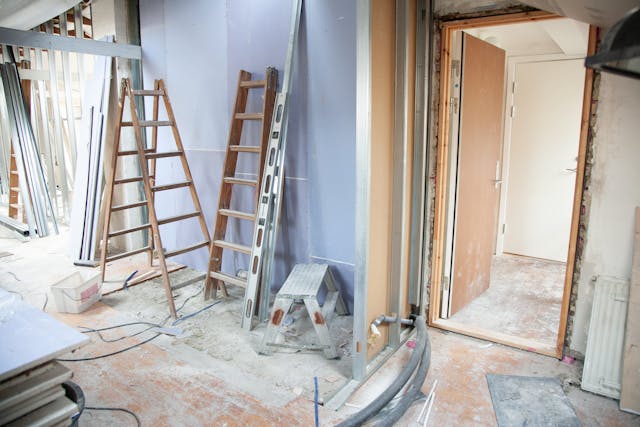 une pièce bleue avec des escabots et une porte ouverte en pleine rénovation, rénovation plus-value immobilière