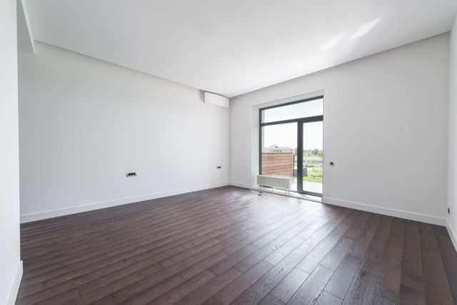 une pièce en blanc avec baie vitrée et un sol en carrelage, rénovation des sols